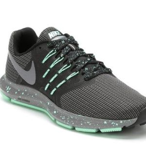 Nike Womens' Run Swift SE shoes